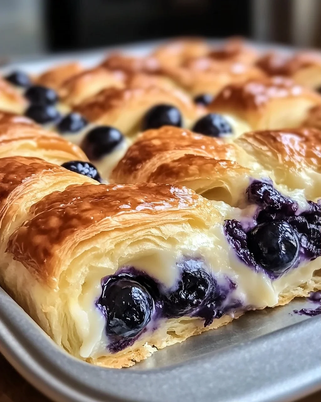 Blaubeer-Frischkäse-Croissant-Auflauf für dein Frühstück