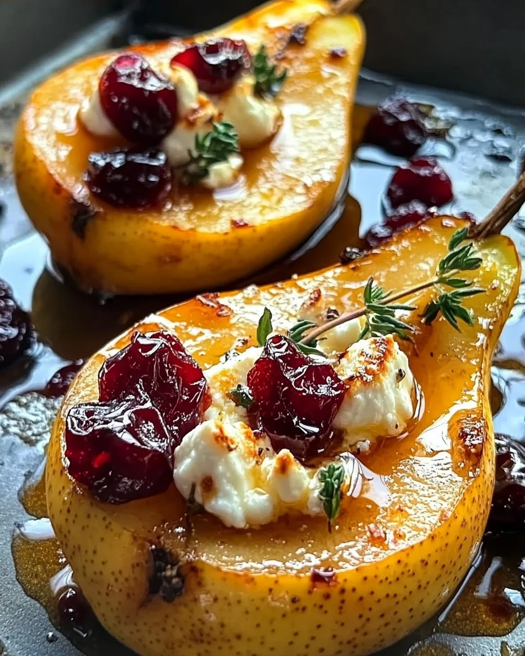 Gebackene Birnen mit Ziegenkäse, Honig & Preiselbeeren