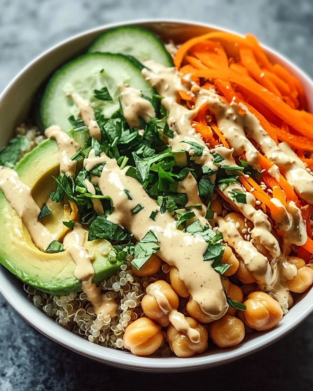 Quinoa-Gemüse-Bowl mit Tahini-Dressing